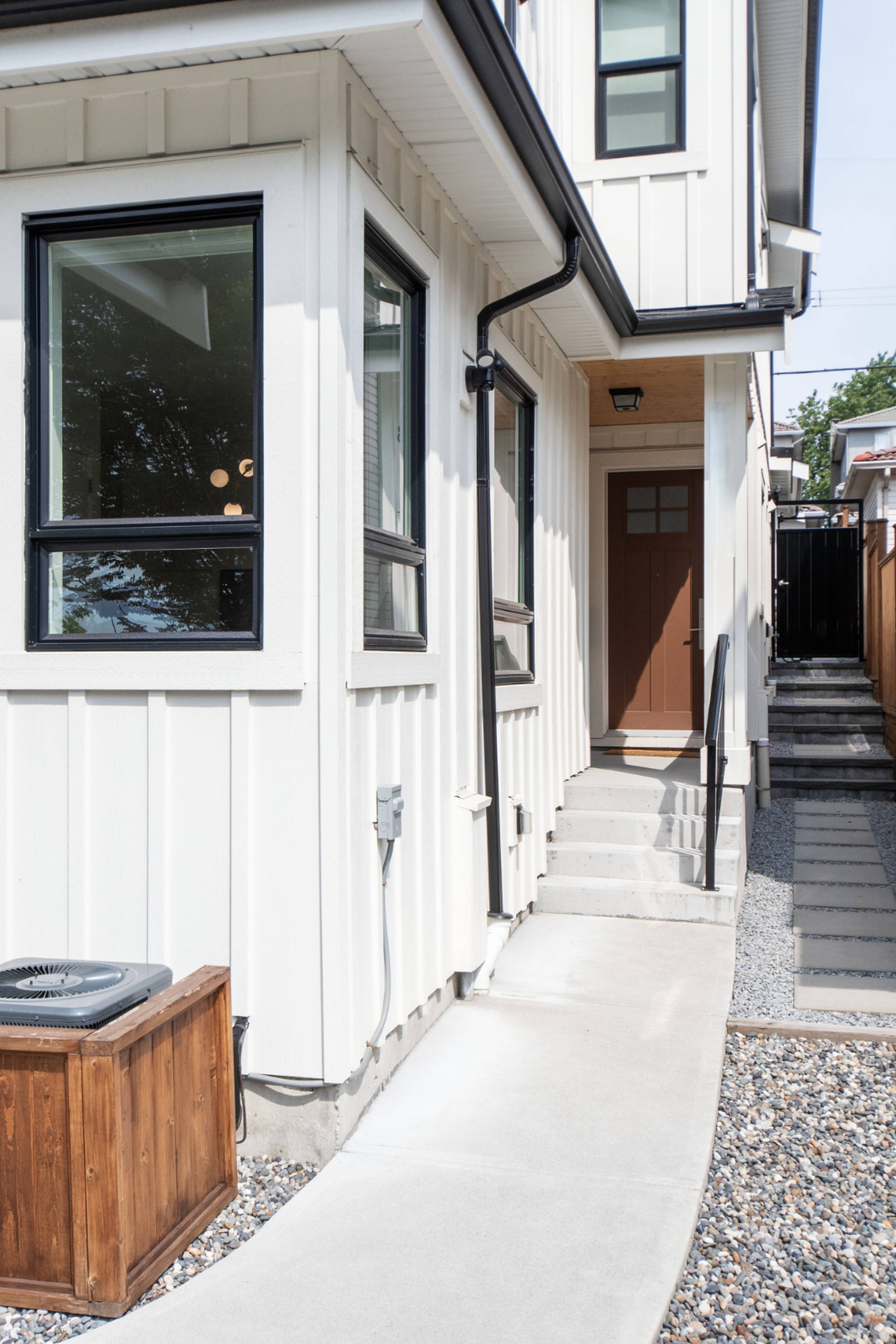 E 8th Ave 19
